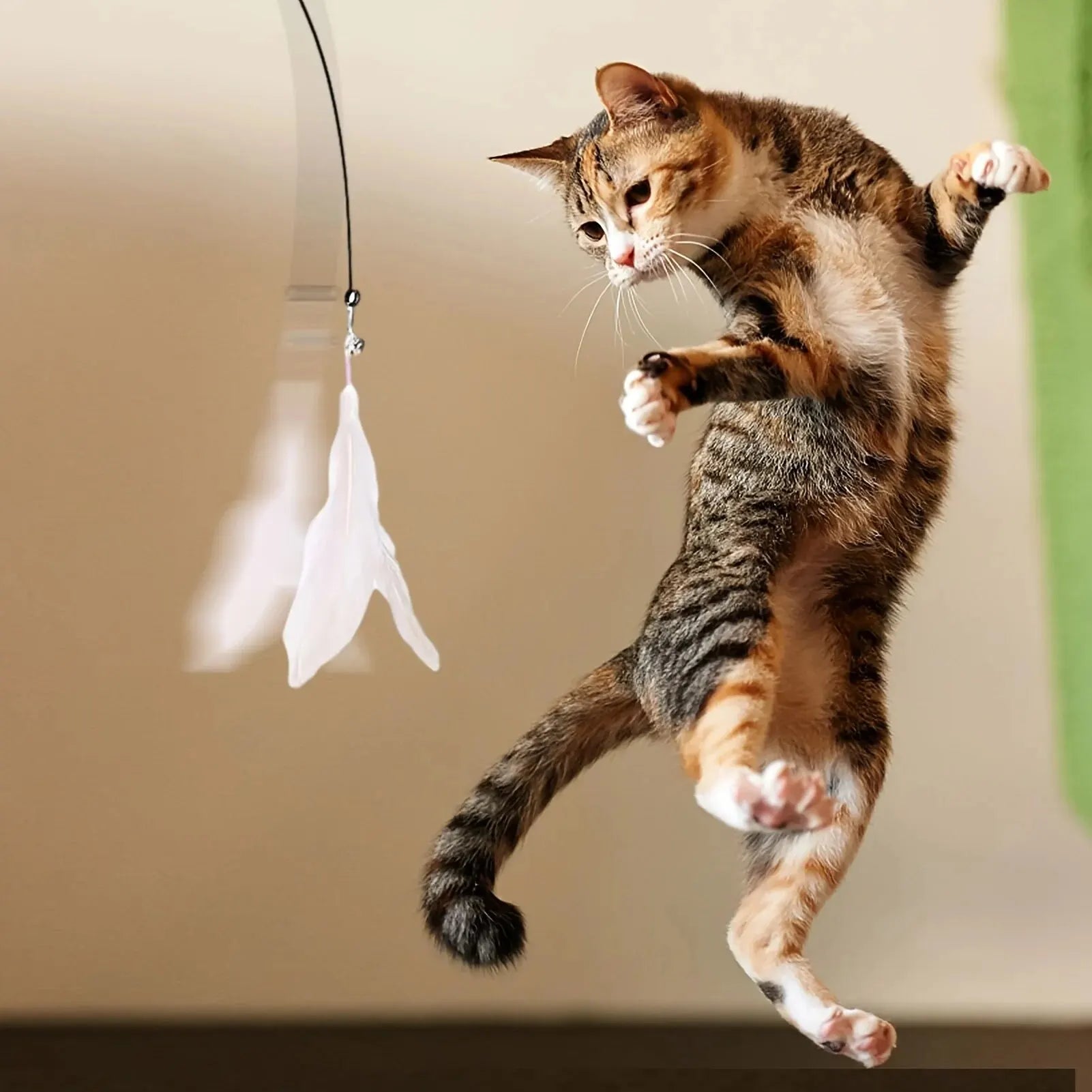 Bacchetta Interattiva per Gatti con Piume e Campanella – Giocattolo Teaser con Ventosa